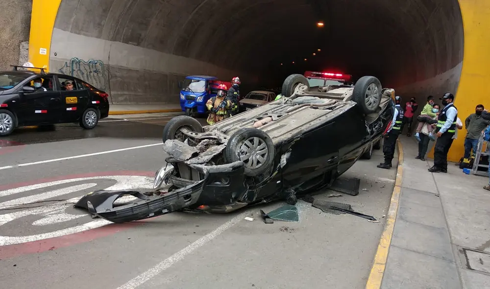 Auto fue remolcado por los bomberos. Foto: Jessica Merino / URPI-LR Auto fue remolcado por los bomberos. Foto: Jessica Merino / URPI-LR