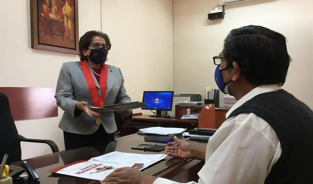 La presidenta de la Comisión de Acceso a la Justicia, Rita Valencia, entregó las sentencias al registrador civil. Foto: Corte de Arequipa