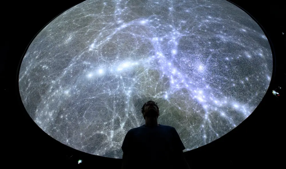 Hadrien Gurnel, ingeniero de software del laboratorio de Museología Experimental de la Universidad EPFL (Suiza), explora el mapa más detallado del universo con el software de realidad virtual VIRUP. Foto: Laurent Gillieron