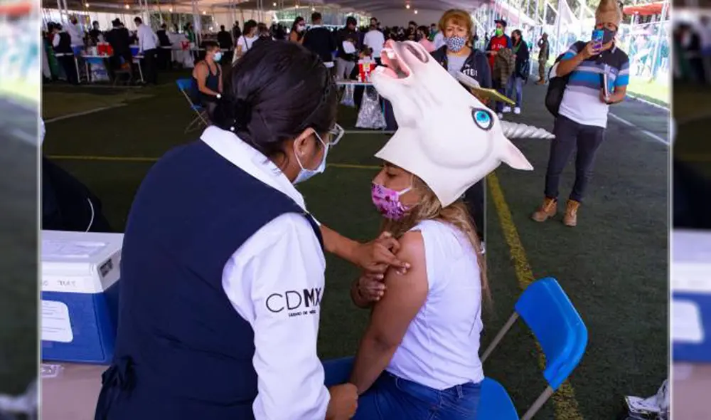 La vacunación en la alcaldía de Xochimilco de la capital mexicana a finales de agosto tuvo pintorescos disfraces. Foto: EFE/Carlos Ramírez