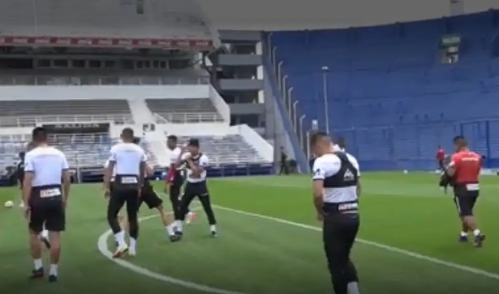 Santiago Ormeño y Yoshimar Yotún simularon una divertida pelea de box en la previa del Perú vs. Argentina. Fuente: Captura