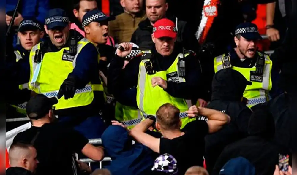 Hinchas húngaros arremeten contra la policía en el Inglaterra vs. Hungría por las Eliminatorias Qatar 2022. Foto: EFE