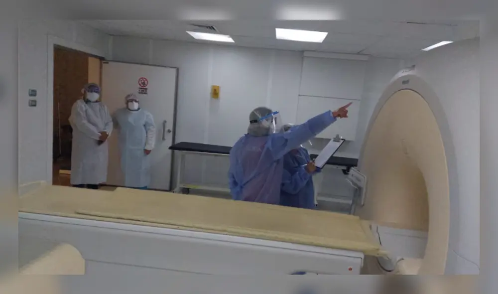 El personal de OCI verificó que el resonador magnético está inoperativo. Foto: La República El personal de OCI verificó que el resonador magnético está inoperativo. Foto: La República