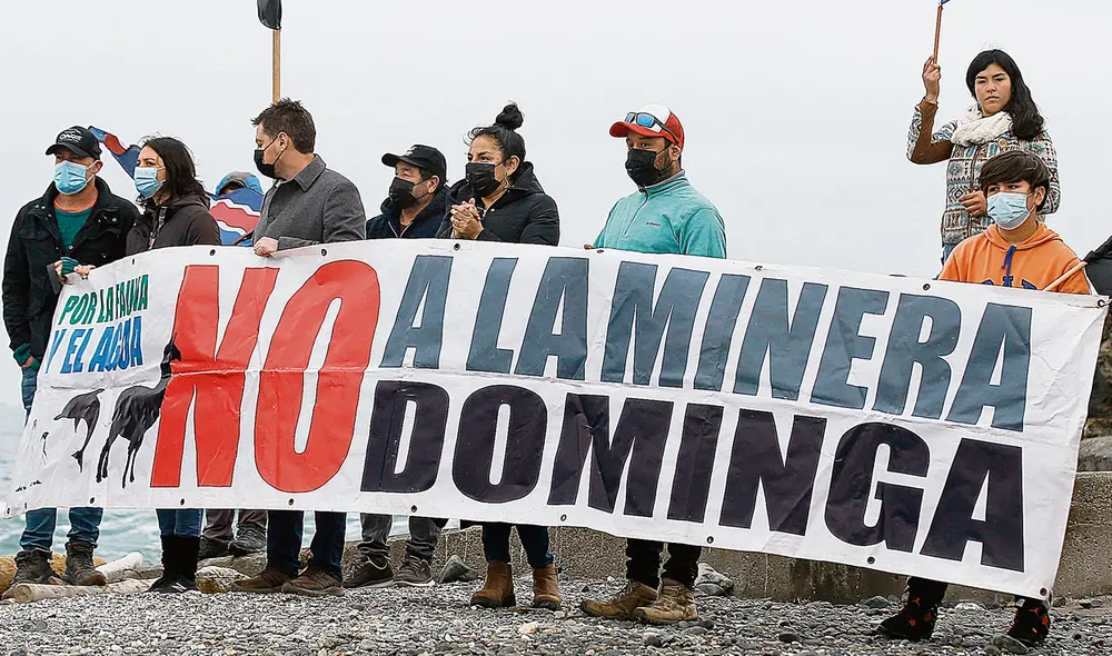 Solo un cartel. Minera Dominga se proyecta como la mina de cobre más grande del mundo, pero hasta ahora es solo un cartel. Foto: EFE