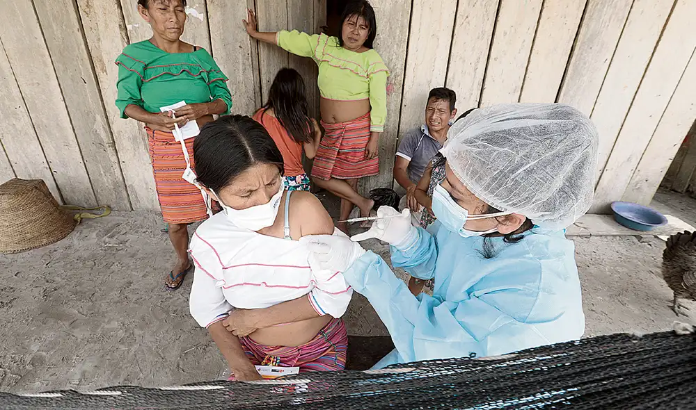 En la selva. La distancia, la dispersión de las comunidades, la desconfianza y el desconocimiento de las personas han sido una barrera en la vacunación. Foto: Minsa En la selva. La distancia, la dispersión de las comunidades, la desconfianza y el desconocimiento de las personas han sido una barrera en la vacunación. Foto: Minsa