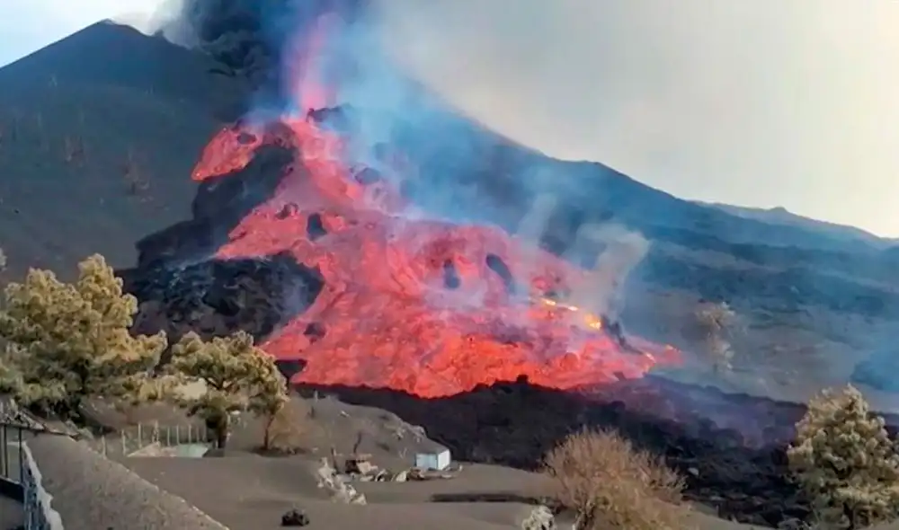 Corriente de lava fluye transportando piedras después de que un cono del volcán de La Palma colapsara. Foto: AFP Corriente de lava fluye transportando piedras después de que un cono del volcán de La Palma colapsara. Foto: AFP