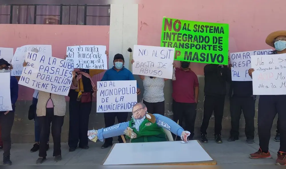 Ciudadanos protestaron contra el alcalde Omar Candia. Foto: Alexis Choque/ URPI Ciudadanos protestaron contra el alcalde Omar Candia. Foto: Alexis Choque/ URPI
