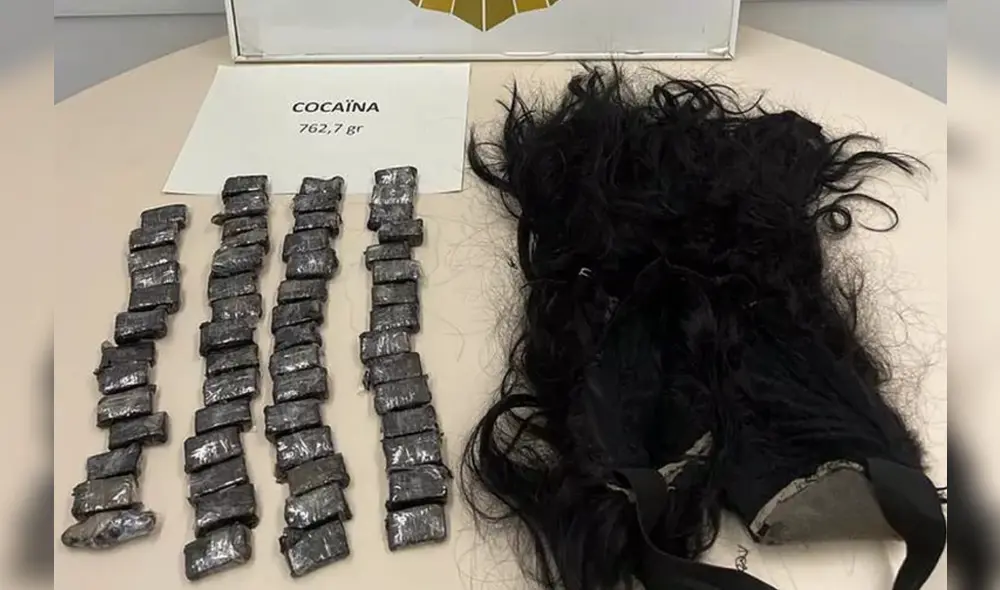Debajo de la prótesis capilar se encontraron 58 paquetes pequeños con droga. Foto: Infobae Debajo de la prótesis capilar se encontraron 58 paquetes pequeños con droga. Foto: Infobae