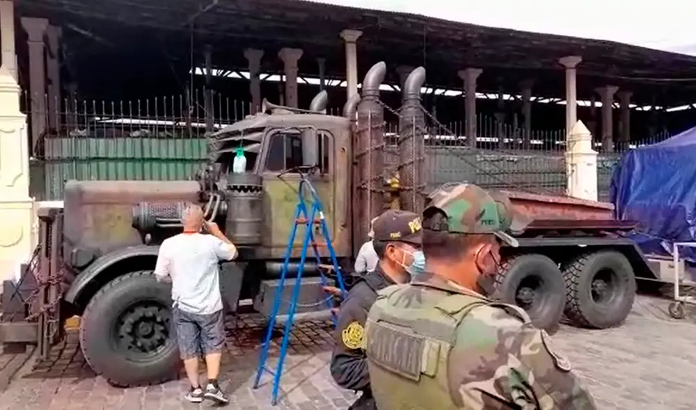 Decenas cusqueños y fanáticos observan mantenimiento de vehículos. Foto: Luis Álvarez/ La República Decenas cusqueños y fanáticos observan mantenimiento de vehículos. Foto: Luis Álvarez/ La República