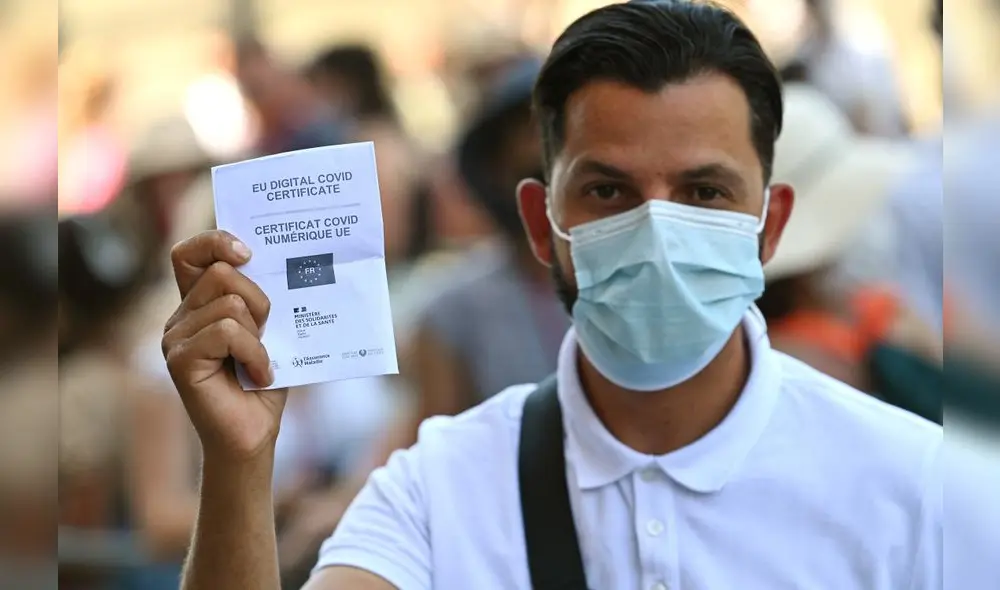 Un turista muestra su certificado COVID de la UE mientras espera para ingresar al Antiguo Coliseo en el centro de Roma. Foto: Andreas Solaro/AFP Un turista muestra su certificado COVID de la UE mientras espera para ingresar al Antiguo Coliseo en el centro de Roma. Foto: Andreas Solaro/AFP