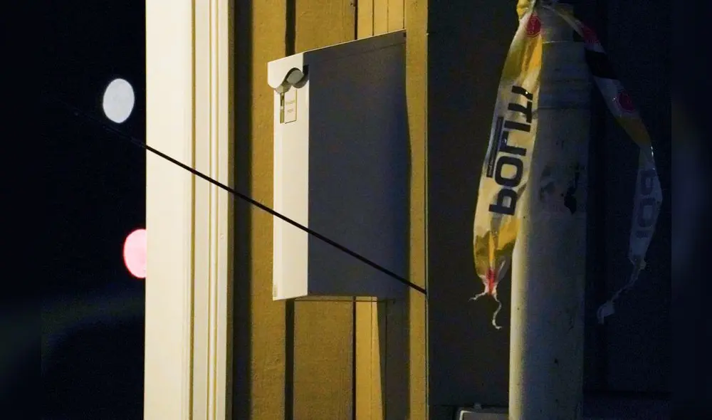 Una flecha en una pared del lugar donde un hombre armado con un arco mató a varias personas antes de ser arrestado por la policía en Kongsberg. Foto: Terje Bendiksby/AFP Una flecha en una pared del lugar donde un hombre armado con un arco mató a varias personas antes de ser arrestado por la policía en Kongsberg. Foto: Terje Bendiksby/AFP