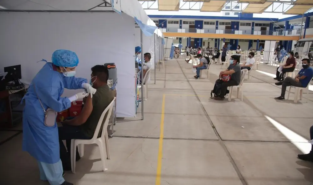 En varios locales de vacunación se agotaron las dosis. Foto: Rodrigo Talavera/La República En varios locales de vacunación se agotaron las dosis. Foto: Rodrigo Talavera/La República