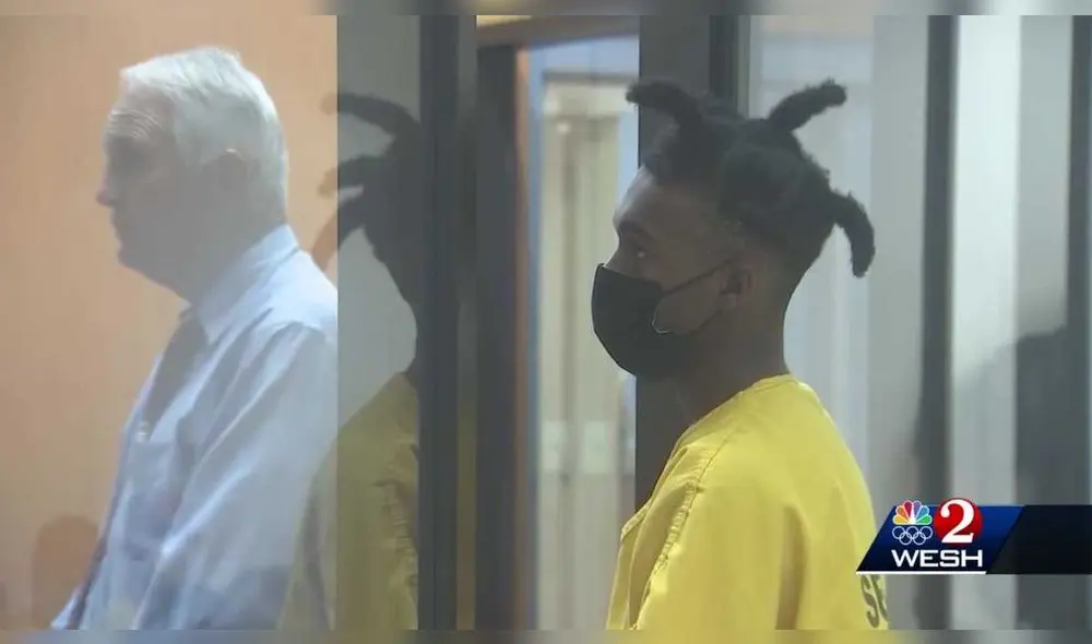 El bebé tomó el arma, se acercó a su madre mientras hablaba con sus compañeros de trabajo y consiguió dispararle. Foto: captura de 2 Wesh El bebé tomó el arma, se acercó a su madre mientras hablaba con sus compañeros de trabajo y consiguió dispararle. Foto: captura de 2 Wesh