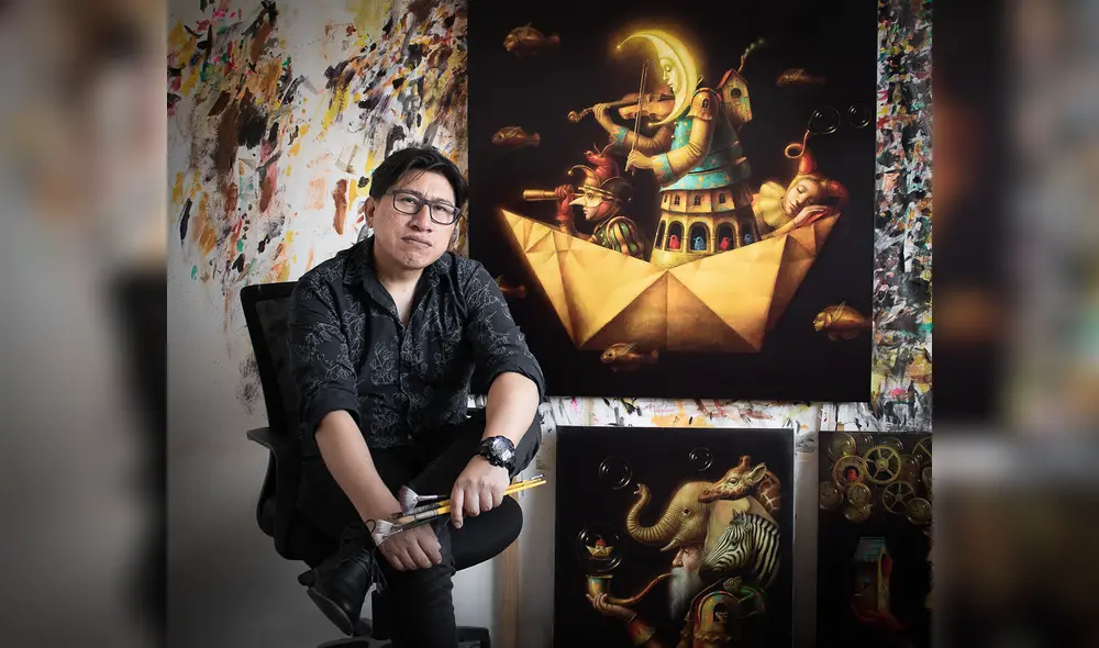 El artista Ronald Companoca junto a uno de sus pinturas de fábula onírica. El artista Ronald Companoca junto a uno de sus pinturas de fábula onírica.