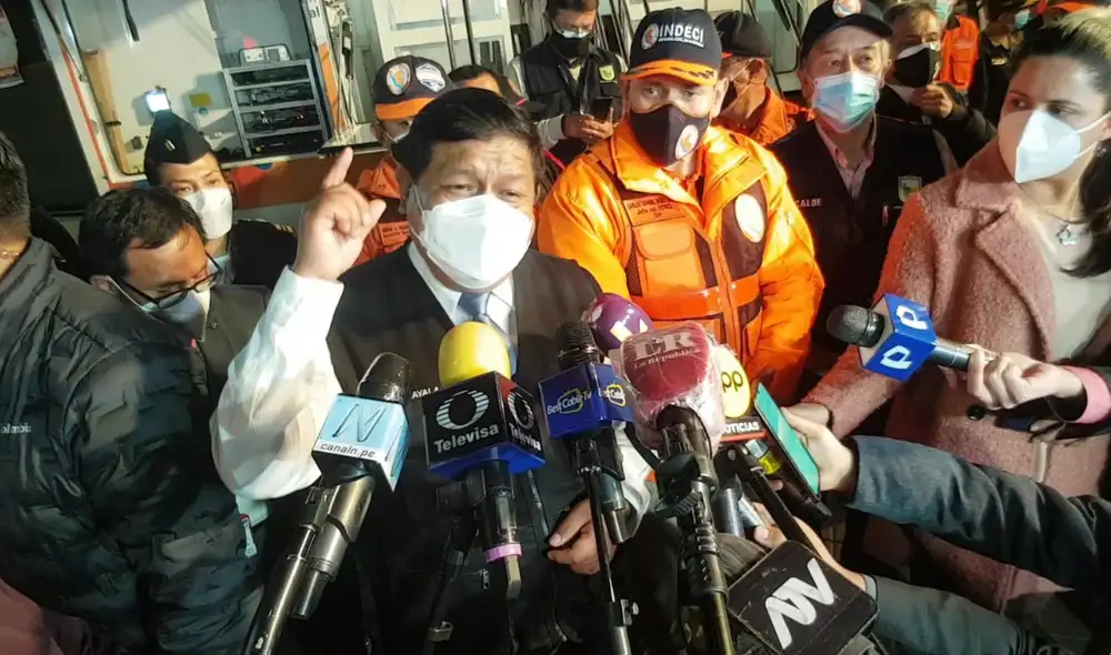 El titular de Defensa, Walter Ayala, habló con la prensa en el marco de la presentación de las medidas antisísmicas. Foto y video: Grace Mora / URPI-LR