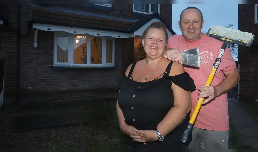 Trish y Graham, detrás de ellos está la antigua casa del consejo donde todavía viven en Rotherham. Foto: NB PRESS LTD Trish y Graham, detrás de ellos está la antigua casa del consejo donde todavía viven en Rotherham. Foto: NB PRESS LTD