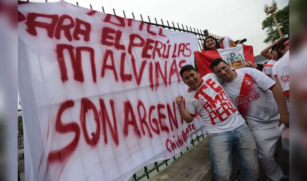 "Para Perú las Malvinas son argentinas", decía en una banderola de tela en el banderazo peruano. Aquella guerra unió a ambos países. Foto: Diario Olé