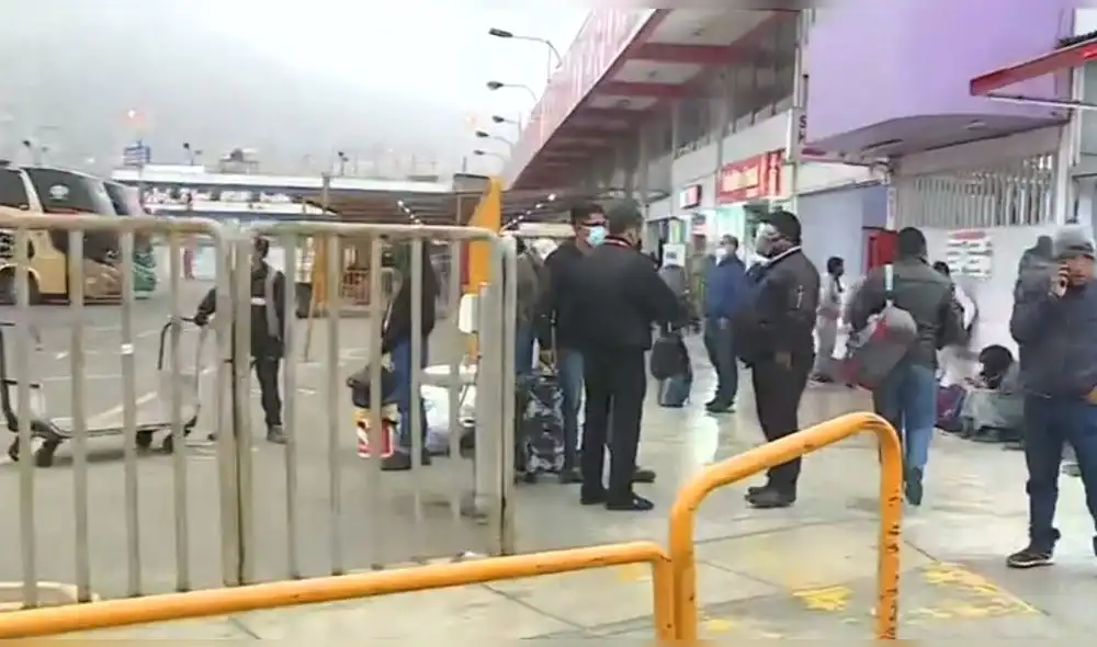 Si bien la vacuna no es obligatoria, se está pensando en el bien común, ya que los no inmunizados pueden contagiar dentro de un bus. Foto: captura de Canal N Si bien la vacuna no es obligatoria, se está pensando en el bien común, ya que los no inmunizados pueden contagiar dentro de un bus. Foto: captura de Canal N