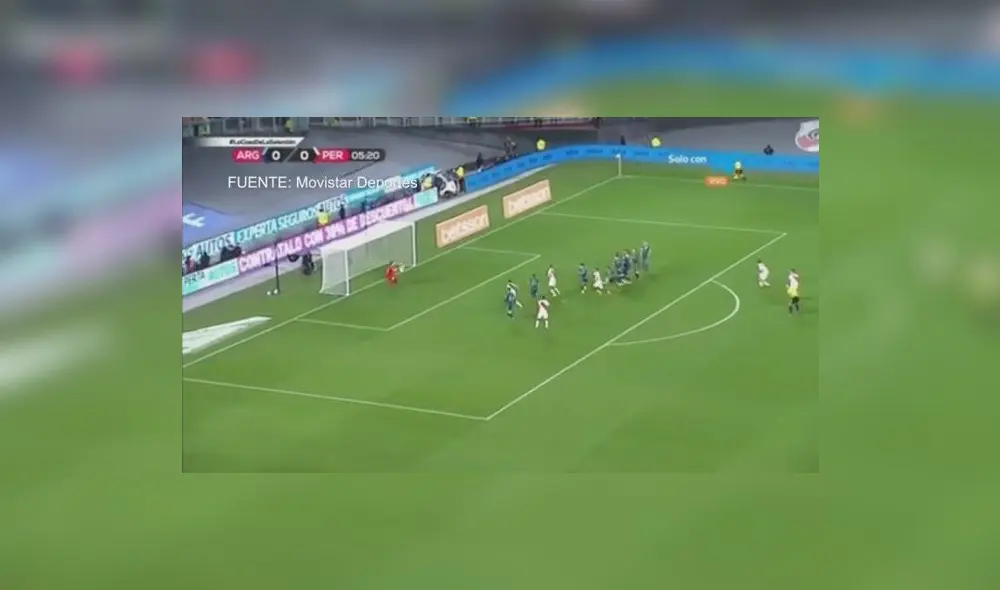 Perú vs. Argentina: Gianluca Lapadula casi anota el primer gol de la Bicolor. Foto: Captura Movistar