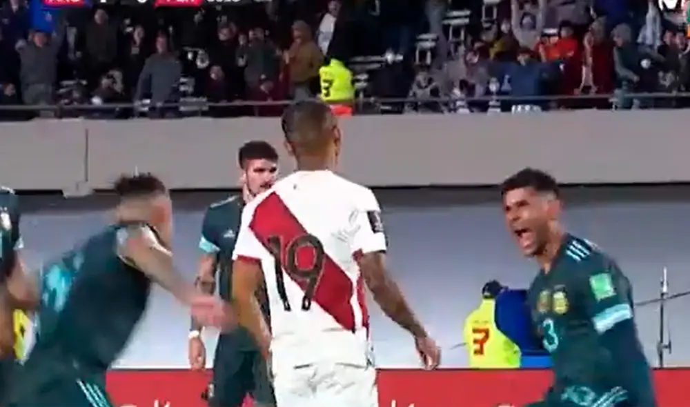 Los centrales argentinos se burlaron de Yoshimar Yotún. Foto: captura/Movistar Deportes Los centrales argentinos se burlaron de Yoshimar Yotún. Foto: captura/Movistar Deportes