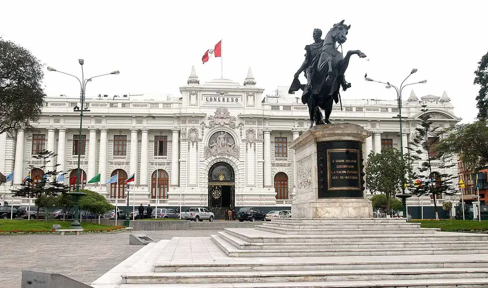 La Plaza Simón Bolívar, ubicada frente al Parlamento, es utilizada como un parque privado para los congresistas. Foto: difusión La Plaza Simón Bolívar, ubicada frente al Parlamento, es utilizada como un parque privado para los congresistas. Foto: difusión