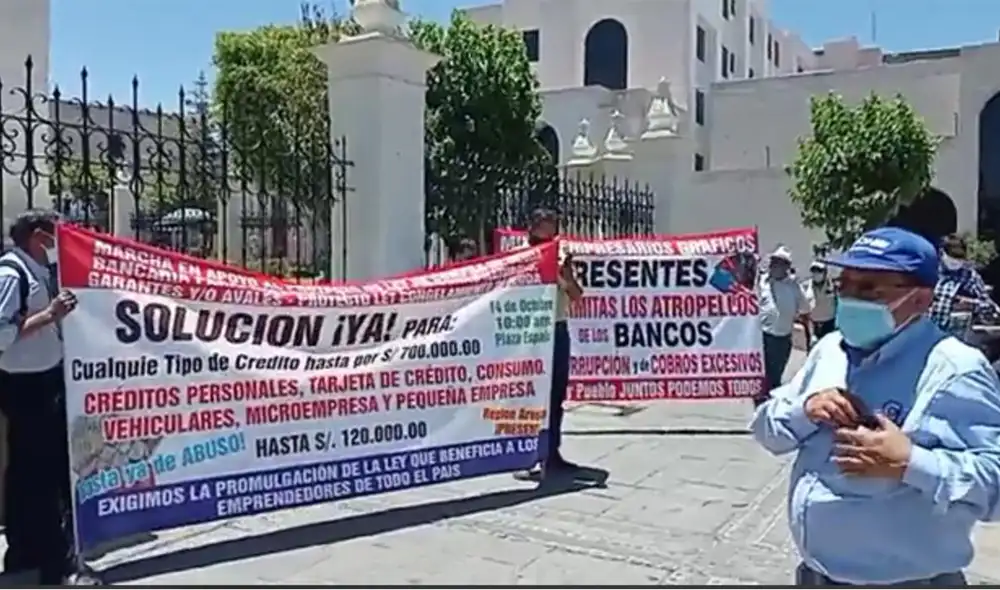 Deudores protestaron en el frontis de la Corte Superior de Justicia de Arequipa. Foto: captura de La República Deudores protestaron en el frontis de la Corte Superior de Justicia de Arequipa. Foto: captura de La República