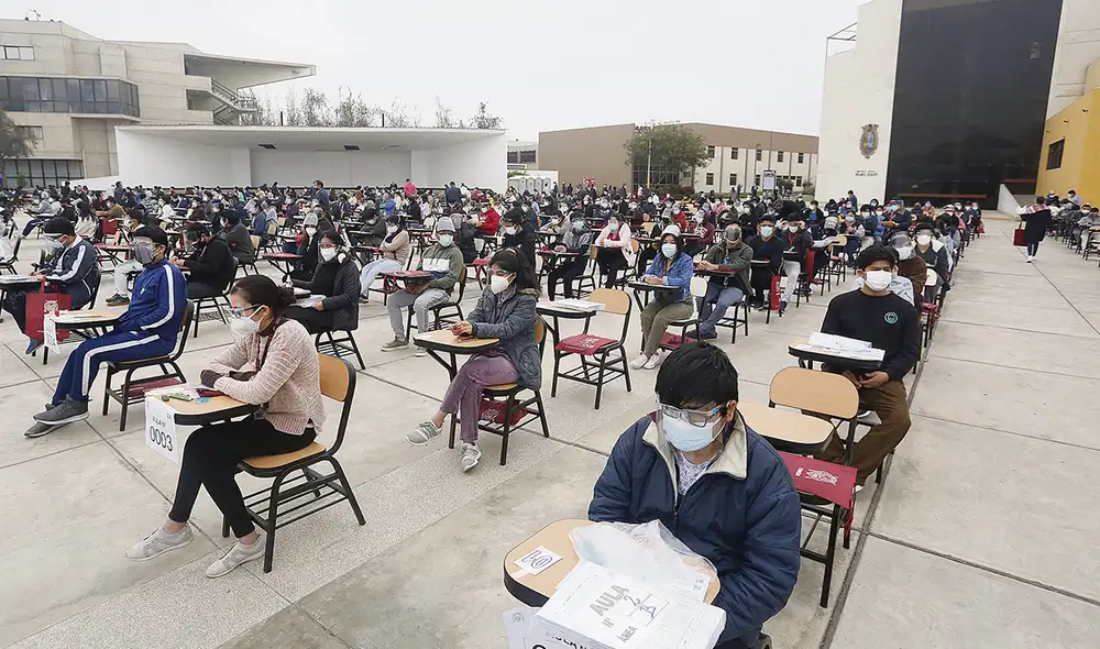 Primer paso. Los estudiantes deberán estudiar en ambientes donde se respete el distanciamiento. Tendrán que usar mascarillas y estar 100% inmunizados. Foto: Félix Contreras/La República