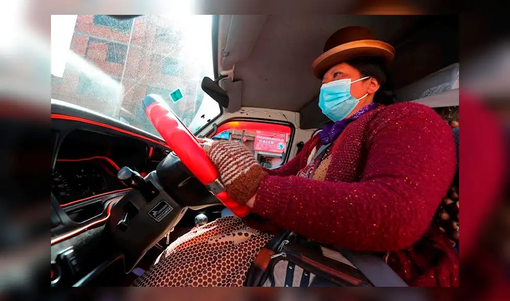 Esta línea se inaugura a finales de en octubre y por ahora las conductoras trabajarán como taxistas. Foto: EFE