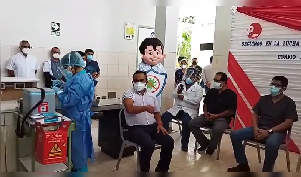 El médico intensivista Jaime Rivas Valverde fue el primero en recibir la dosis de refuerzo en la región. Foto: En Vivo Noticias Piura 3.0