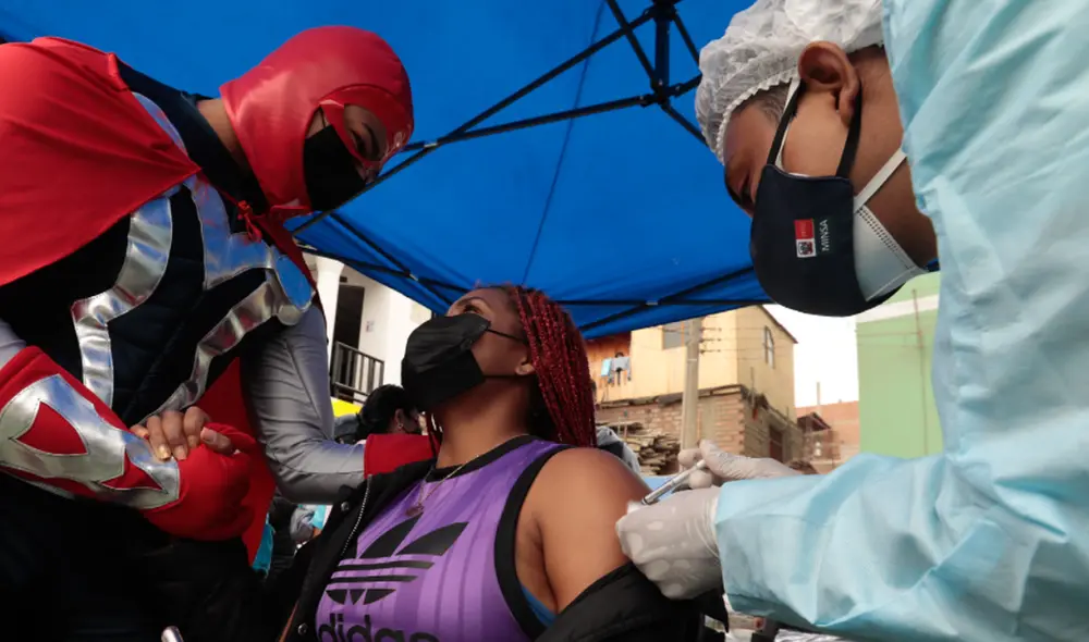 Vacunación de jóvenes de 18 a 20 años inició el último lunes 11 de octubre. Foto: Minsa Vacunación de jóvenes de 18 a 20 años inició el último lunes 11 de octubre. Foto: Minsa