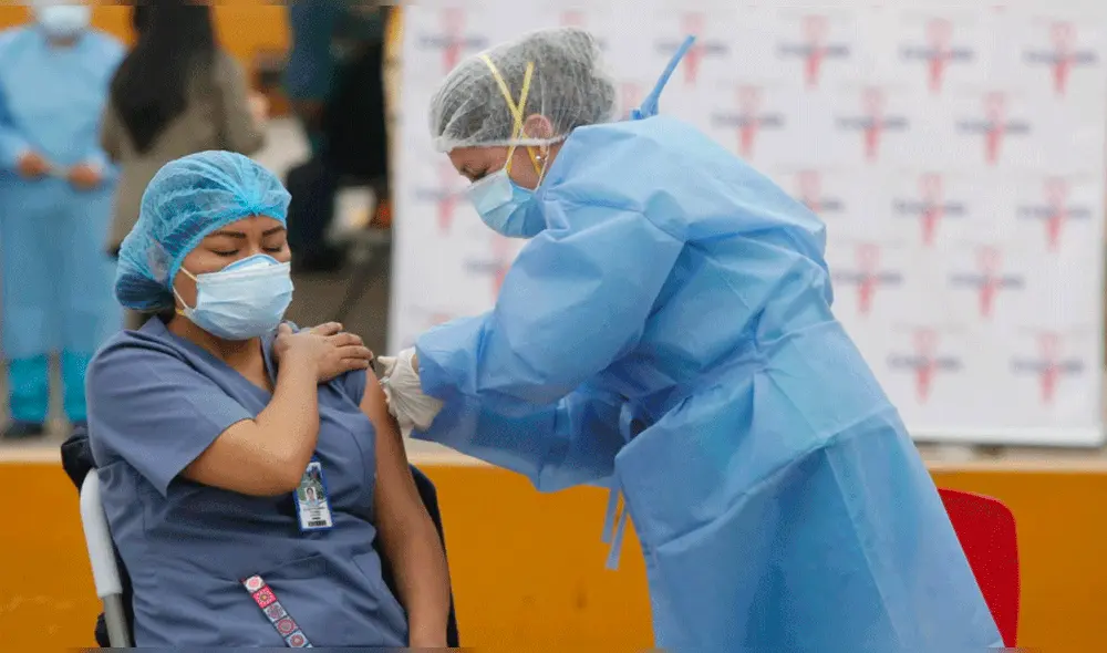 La inmunización de terceras dosis empezó este 15 de octubre con el personal de primera línea. Foto: La República