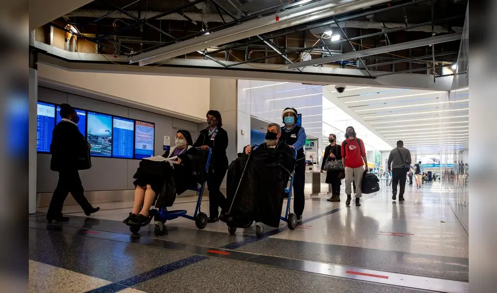 Pasajeros que llegan al Aeropuerto Internacional de Los Ángeles. Foto: Etienne Laurent/EFE