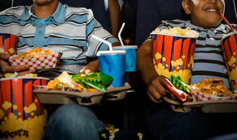 Clientes pueden entrar a las salas con alimentos similares a los que se venden en estos cines: pop corn, bebidas, dulces, panes con hot dog, etc. Foto: Difusión