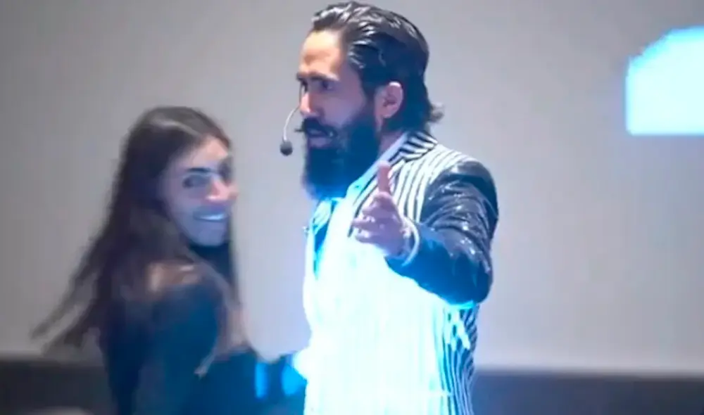 Usuarios en redes sociales criticaron el mensaje que Carlos Muñoz compartió con sus asistente en una conferencia. Foto: captura video/Sopitas