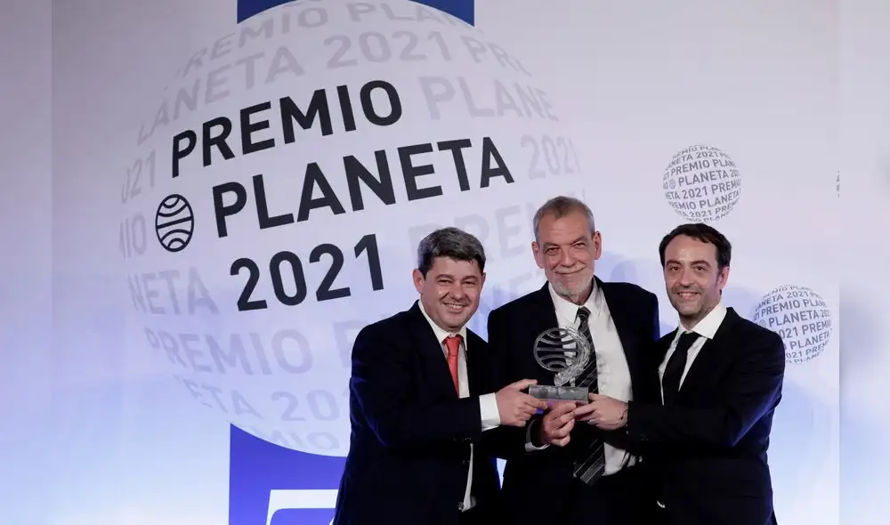 Antonio Mercero, Jorge Díaz y Agustín Martínez, autores de la novela "La Bestia", presentado bajo el seudónimo de Carmen Mola, tras recibir el Premio Planeta de Novela en Barcelona. Antonio Mercero, Jorge Díaz y Agustín Martínez, autores de la novela "La Bestia", presentado bajo el seudónimo de Carmen Mola, tras recibir el Premio Planeta de Novela en Barcelona.