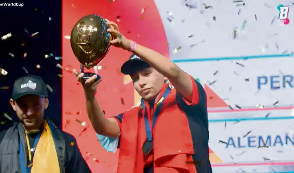 En lo más alto. De la Cruz en la cima del podio con el trofeo que obtuvo por ser el mejor. Foto: captura Twitch de Ibai Llanos En lo más alto. De la Cruz en la cima del podio con el trofeo que obtuvo por ser el mejor. Foto: captura Twitch de Ibai Llanos