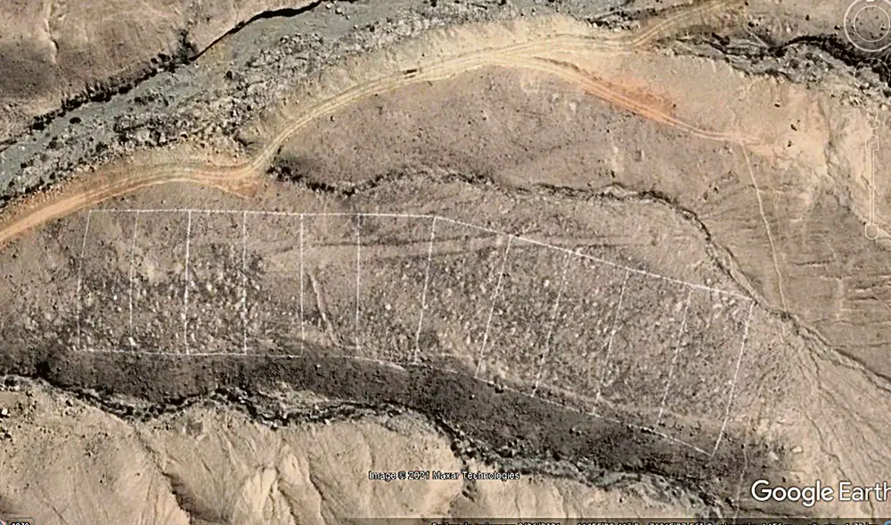 Invasiones. Imagen satelital de la lotización sobre un geoglifo en forma de trapecio similar a los de Nasca. Foto: Google Earth Invasiones. Imagen satelital de la lotización sobre un geoglifo en forma de trapecio similar a los de Nasca. Foto: Google Earth