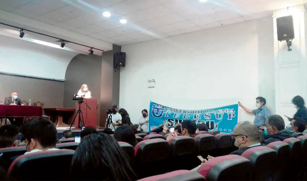 Audiencia. Durante el evento se observaron banderolas de Telesup, universidad de José Luna. Foto: difusión