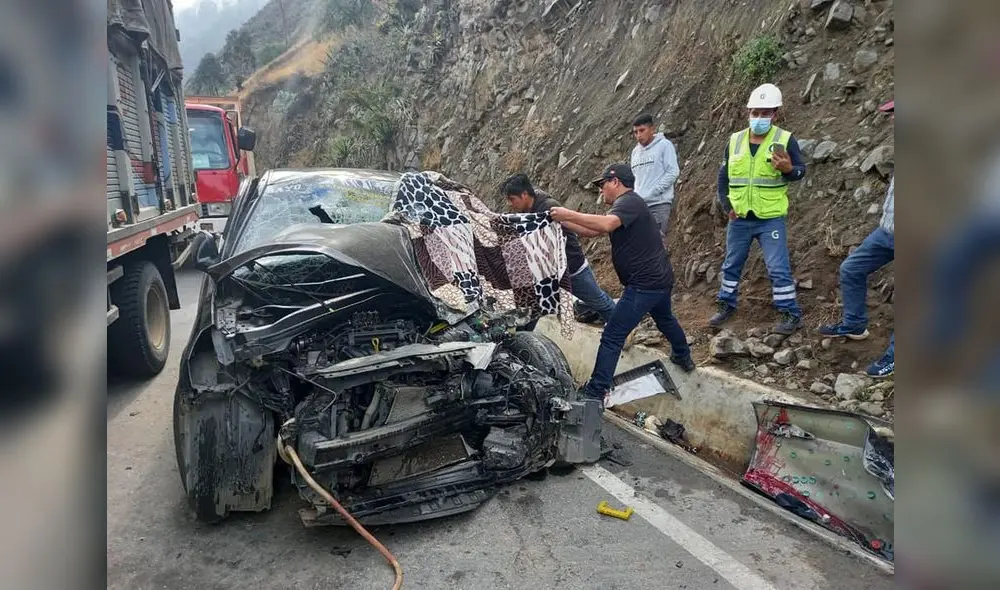 La fuerte colisión provocó que muera de forma rápida el chofer del colectivo: Foto: Karin Zelada La fuerte colisión provocó que muera de forma rápida el chofer del colectivo: Foto: Karin Zelada