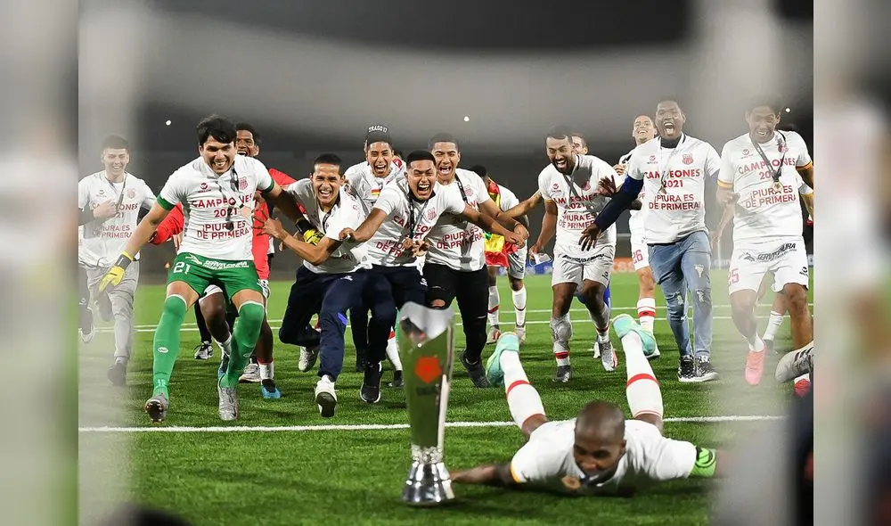 Abraham Aguinaga justo detrás del trofeo de campeón con Atlético Grau Foto: Liga 2 Abraham Aguinaga justo detrás del trofeo de campeón con Atlético Grau Foto: Liga 2