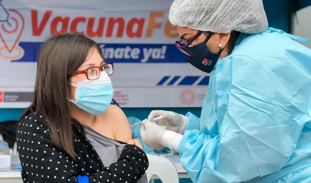 El Ministerio de Salud, desde el lunes 11 de octubre, está vacunando a jóvenes mayores de 18 años. Foto: Minsa