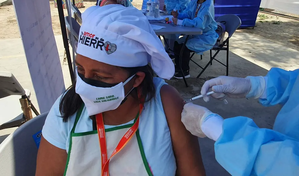 Vacunan al personal de las ollas comunes desde temprano. Foto: Johann KLug / URPI-LR Vacunan al personal de las ollas comunes desde temprano. Foto: Johann KLug / URPI-LR