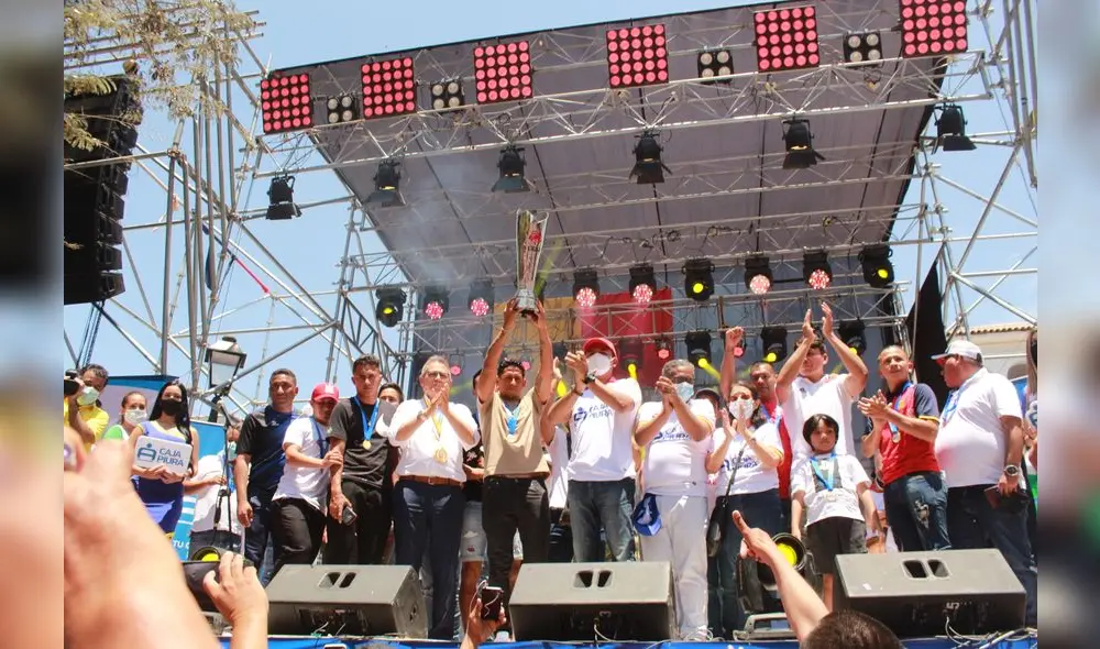 Capitán del equipo, Paolo de la Haza, levanta la copa ante la hinchada. Foto: Atlético Grau Capitán del equipo, Paolo de la Haza, levanta la copa ante la hinchada. Foto: Atlético Grau