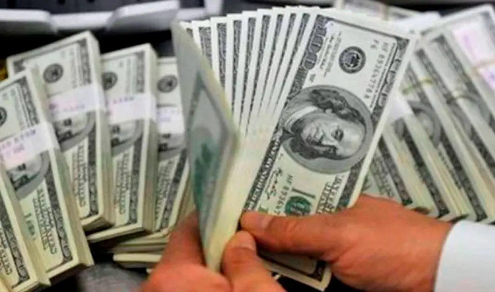 El precio del dólar oficial BCV es revisado tanto por compradores como por comerciantes. Foto: AFP