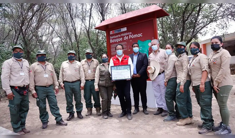 Ministro Roberto Sánchez entrega diploma de reconocimiento internacional al Santuario Histórico Bosque de Pómac. Foto: Mincetur.