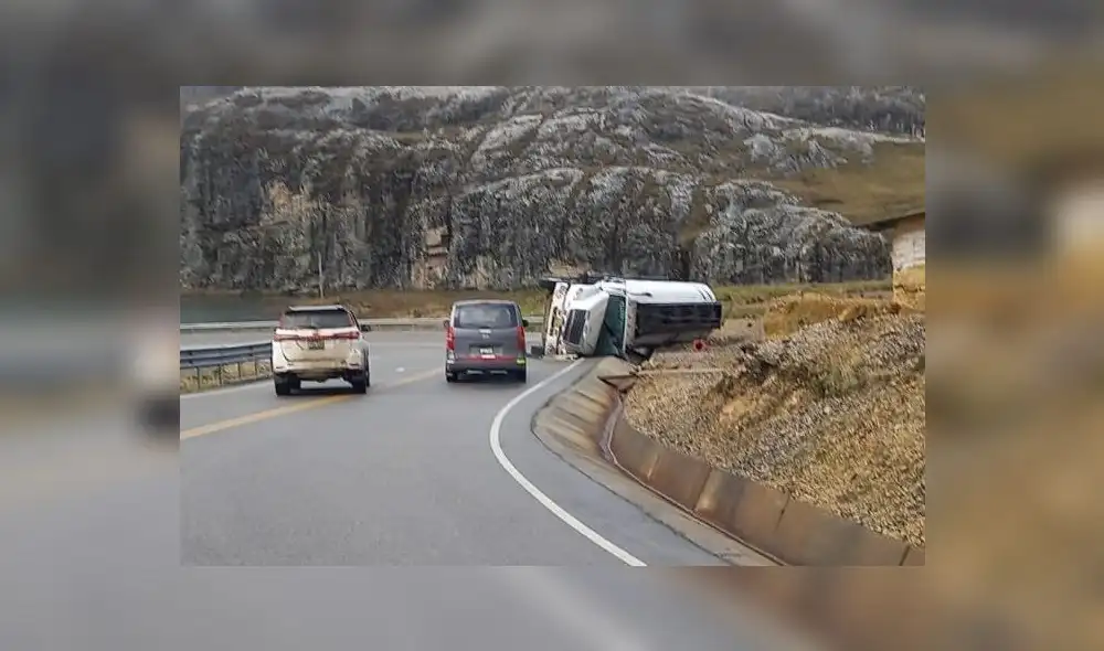 Vehículo pesado quedó de lado al costado de la vía. Foto: difusión