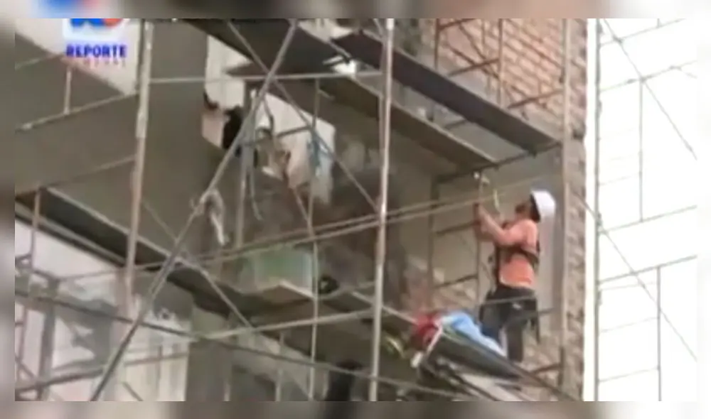 El hecho que ocurrió en un edificio ubicado en la avenida Metropolitana, en el distrito de Comas se encuentra en investigación. Video: Latina Noticias El hecho que ocurrió en un edificio ubicado en la avenida Metropolitana, en el distrito de Comas se encuentra en investigación. Video: Latina Noticias