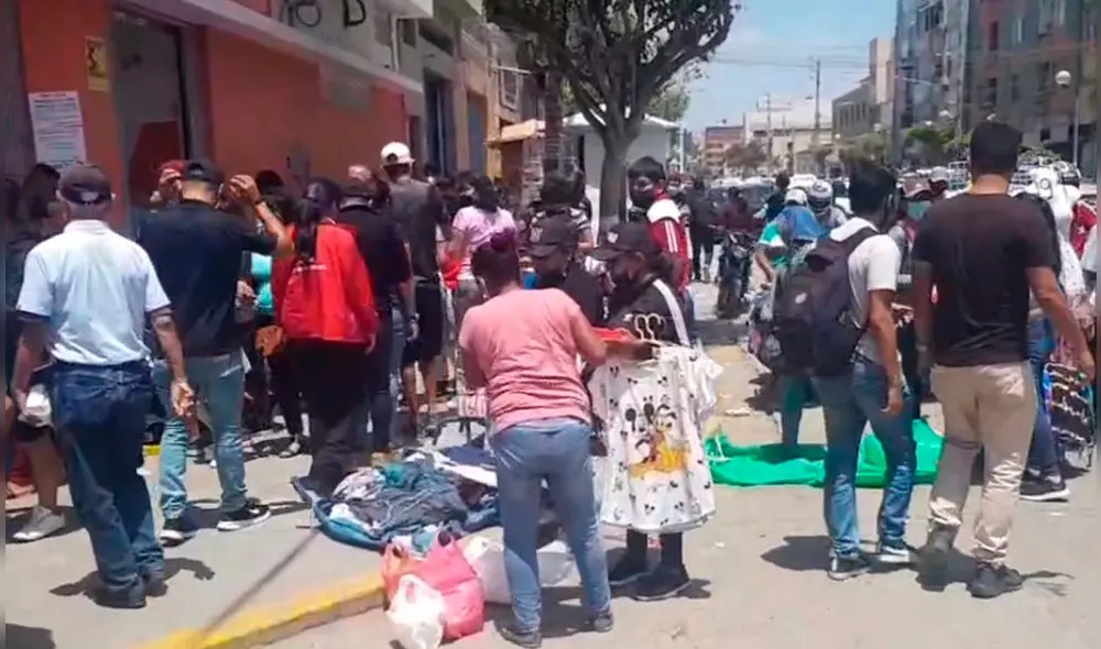 Tras ser desalojados del exterior del mercado, los ambulantes se han ubicado en las calles aledañas al centro de abasto. Foto: captura de video/La República.
