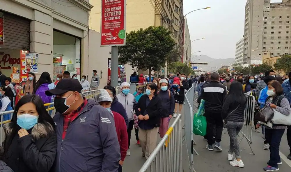 Fieles del Señor de los Milagros asisten a la iglesia Las Nazarenas. Foto: Mary Luz Aranda/URPI-LR Fieles del Señor de los Milagros asisten a la iglesia Las Nazarenas. Foto: Mary Luz Aranda/URPI-LR