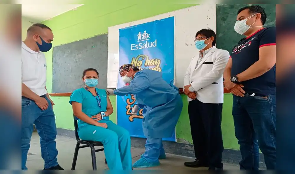 Personal asistencial de EsSalud Lambayeque recibe su dosis de refuerzo contra la COVID-19. Foto: EsSalud Personal asistencial de EsSalud Lambayeque recibe su dosis de refuerzo contra la COVID-19. Foto: EsSalud